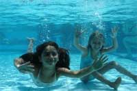Unterwasserspaß - Kinder im Pool
